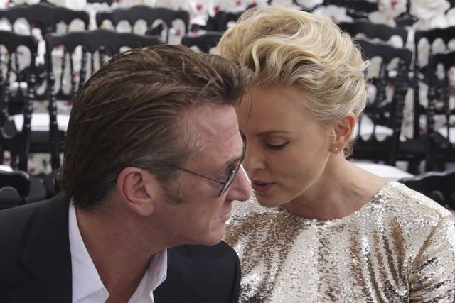 Her yere birlikte giden Charlize Theron ve Sean Penn çifti objektiflere mutluluk pozları vermeyi de ihmal etmedi.