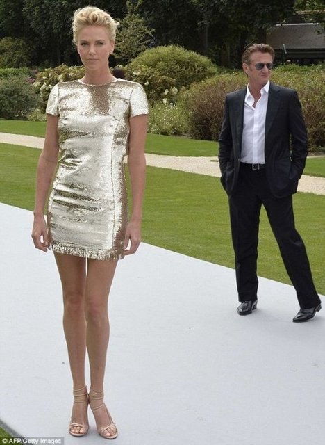 Beklenmedik bir ilişkiye başayan çift, ilişkileri ilk ortaya çıktığında aralarındaki boy farkı nedeniyle uzun süre gündemde kalmışlardı.