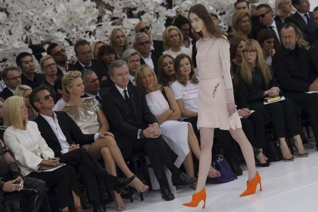 Charlize Theron ve sevgilisi Sean Penn geçtiğimiz gün Paris Moda Haftası kapsamında düzenlenen Dior Moda Şovu'na katıldı.