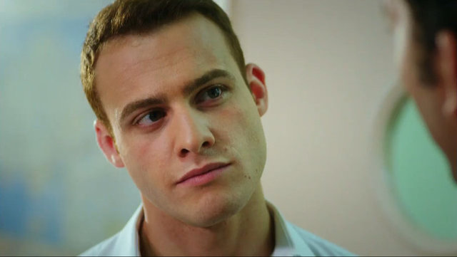 Yakışıklı oyuncu yaz tatilini - plajlar yerine Amerika'da kız çocuklarının - eğitimi için yardım toplamakla - geçiriyor.