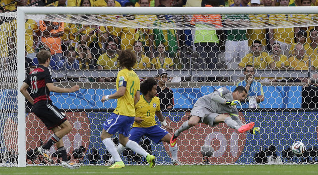 - Brezilya hükümeti ülkede geçici bir süre futbolu yasakladı...