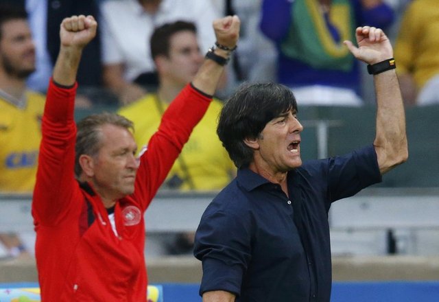 - Telefona bakıyorum kafamı kaldırıyorum Almanya bir gol daha atmış