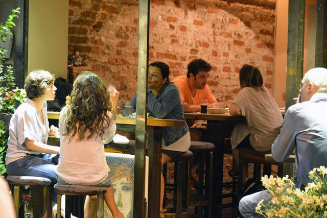 Yok böyle pişti! Demet Evgar, kısa süreli bir aşk yaşadığı oyuncu Sarp Levendoğlu'nun evlilik hazırlıkları yaptığı Birce Akalay'la yediği romantik akşam yemeğini zehir etti.