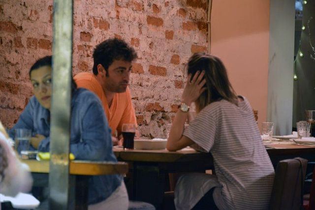 Ancak gerilimli dakikalar Demet Evgar'ın çifti tam karşıdan gören bir masaya oturmasıyla tavan yaptı.