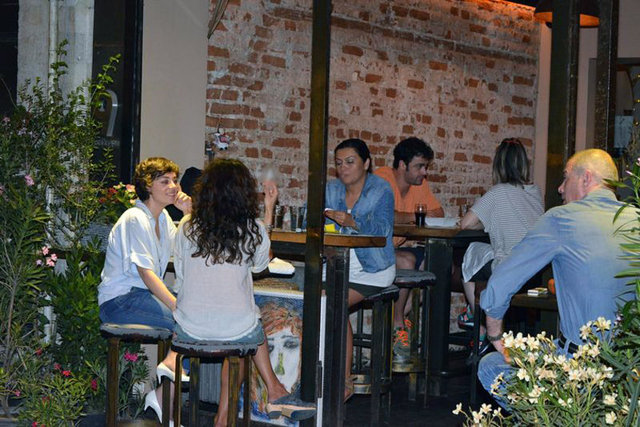 SİPARİŞİ İPTAL ETMEDİLER - Tatsız karşılaşma evlilik hazırlıkları yapan Levendoğlu-Akalay çiftinin keyfini kaçırsa da ikili yemek siparişlerini iptal etmeden mekânda oturmaya devam etti.