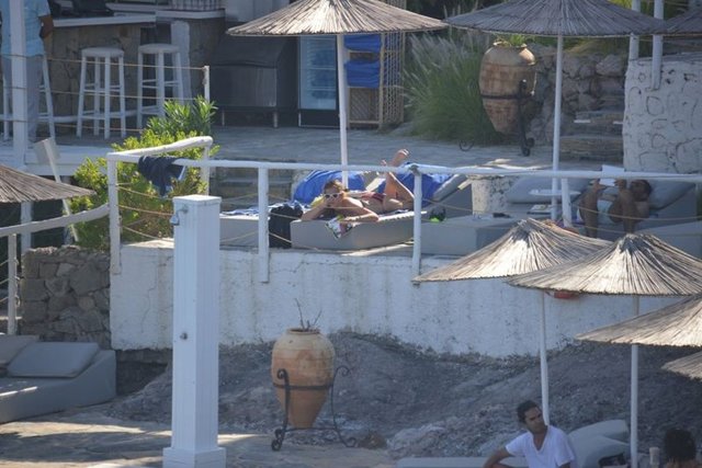 Akşam saatlerine kadar kitabını elinden düşürmeyen güzel oyuncu, şezlongunda kitabını okurken şekilden şekile girdi.