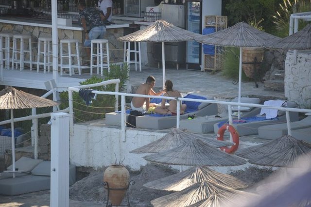 Rol aldığı dizilerdeki cesur sahneleriyle tanına Elif Atakan, Bodrum'da öncki gün sevgilisiyle görüntülendi.