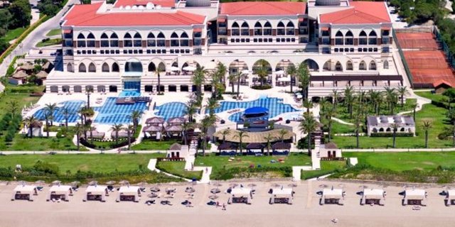 Times yazarı Kempinski Hotel The Dome'un eksisinin ise yemekler olduğunu belirtirken Asya yemekleri sunan restoranın lezzetli yemekler sunduğu ancak servisin yavaş olduğunu yazdı.