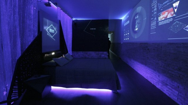 Otel odalarındaki duvarların interaktif oluşu sayesinde artık filmler, fotoğraflar ve hatta Skype görüşmeleri için ayrı ayrı cihazlara ihtiyaç duyulmayacak.