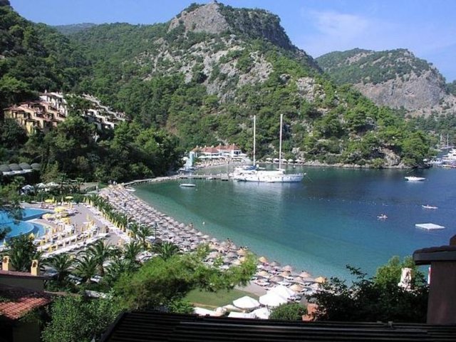 Bulunduğu koyun manzarası övülen değerlendirmede plajının küçük ancak özel olduğu, detaylara dikkat edildiği, plaja gelenlere kiralık e-kitap okuyucu bile sunulduğu belirtildi.