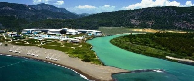 Otelin mimairisini havalimanlarına benzeten Times yazarı yine de mimarinin çocuklar için uygun olduğunu, bedava tenisten su aktivitelerine kadar çocukların ilgisini çekecek çeşitli aktivitelerin olduğuna dikkat çekti.