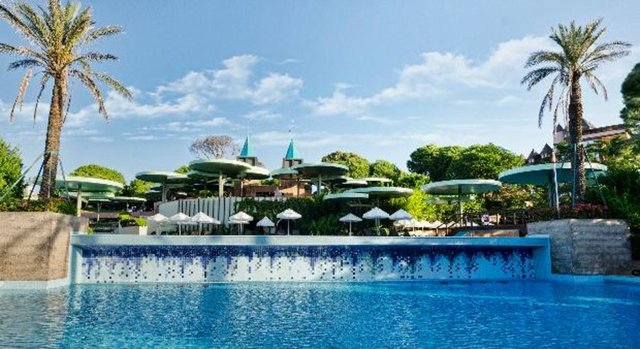 The Gloria, Belek -  - Belek'ta toplamda 3 tane Gloria bulunduğuna dikkat çeken Gloria Golf Resort'ın bunlar arasında en geniş tesise sahip olduğu belirtiliyor.