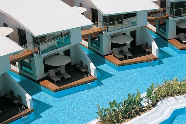 Çocuklara yönelik aktivitelerin yeterli olduğu belirten yazıda otel için "Nasıl göründüğüne bakmayın, bölgedeki en iyi yemek için Cornelia'ya gelin" denildi.