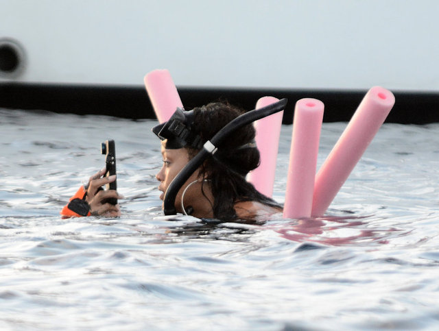 Teknede büyük bir özenle hazırlanan Rihanna, yanına birkaç tane deniz sosisi alarak denize girdi.