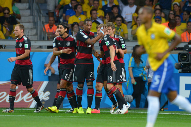 -  - Telegraph, "Brezilya, Almanlar tarafından acımasızca küçük düşürüldü" başlığını öne çıkarırken, Brezilyalı taraftarların maçın ardından Almanya lehine tezahürat yaptığı vurguladı.