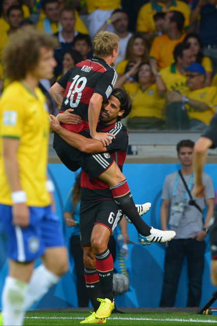 - Yüksek tirajlı ekonomi gazetesi Financial Times ise Brezilya'nın hezimeti için "Dünya Kupası'nda dehşet şovu" başlığını öne çıkardı.