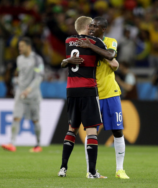 FOLHA DO SAO PAULO: Katledildiler. Mineraço (Tarihi Maracanaço yenilgisine atfen) Evinde kupa kazanmaya yeltenen Brezilya bir kez daha aşağılandı.