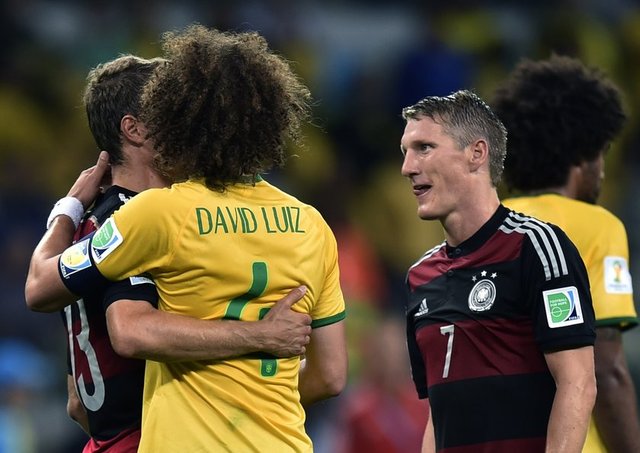 İngiliz gazeteleri Brezilya'nın hezimeti haberini bugün birinci sayfalarından verdiler