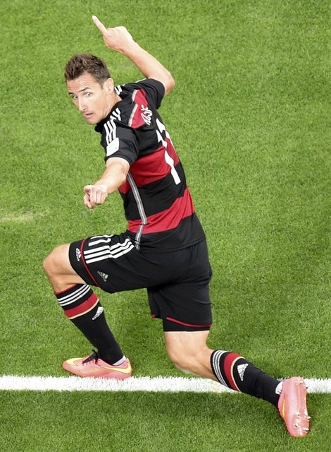 Daily Star, "Sambaargh" manşetli haberinde Low'un müthiş futbolcularının evsahiplerini katlettiklerini yazdı.