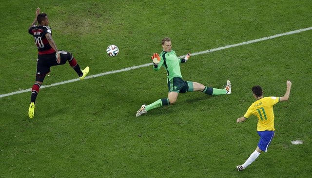 "Almanlar, 'Kanaryalar'ın üzerinden geçti. Artık Brezilya'nın yeni bir kabusu var" değerlendirmesini yapan İspanyol gazetesi, "Almanların bir futbol ve gol kasırgası ile Brezilya'yı sahadan sildiğini" kaydetti.