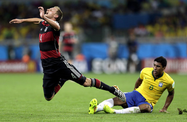 Metro, "1-7!" manşetli haberinde "Das Booted" (Tekmelendiler) başlığını atarken Almanya'nın Brezilya'yı paramparça ettiğini belirtti.