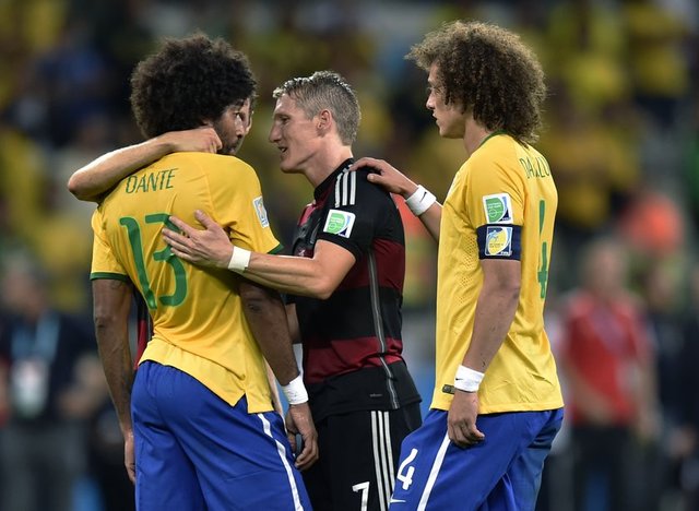 Folha de Sao Paulo gazetesi de "Almanya, 7-1 ile Brezilya'yı küçük düşürüyor ve 8. Dünya Kupası finaline gidiyor. Bir düşün sonu" diye yazdı.