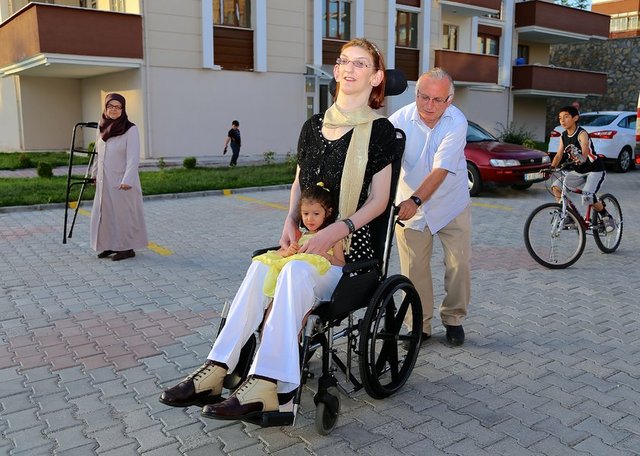 "İLAÇLA 6 YAŞINDA ERGENLİĞE GİRDİ" -  - Rümeysa'nın 6 yaşında büyümesinin durdurulma amaçlı tedavisine başlandığını ifade eden Gelgi, şöyle konuştu: