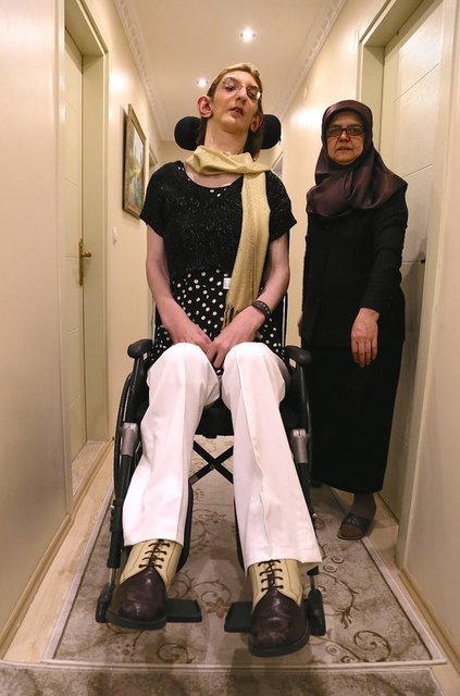 Kitap okumayı çok sevdiğini vurgul Gelgi, "Özellikle dedektif romanlarını seviyorum. Agatha Christie hayranıyım. Bütün serisini bitirdim. Dışarda olmayı seviyorum. Haftada birgün fizik terapi alıyorum.