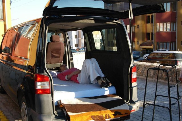 Evin kapılarından geçerken biraz sıkıntı çekiyor. Rümeysa ameliyat sonrasında 'Anne hayallerim sınırsız, istediğim üniversiteye gidebilirim' diyor...