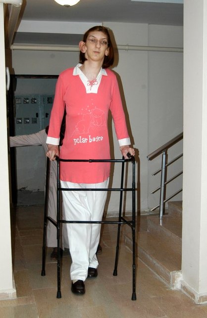 Böylece Walkerle ilk kez 5 yaşında yürümeye başlayan Rümeysa'nın 6 yaşında büyümesinin durdurulması amacıyla tedaviye başlandı.