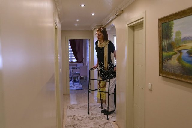 Hızlı büyüme nedeniyle kasları zayıf kalan ve yürüyemeyen genç kız, yatılı olarak aldığı 5 aylık fizik tedavi süreci sonrası Walker yürüme aleti yardımıyla, 4 aylık bir tedaviden sonra ise koltuk değneğiyle yürümeye başladı.