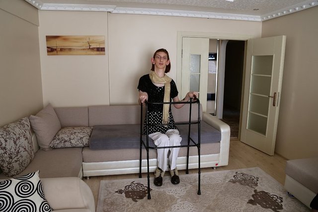 Kızıma bakmayı hiçbir zaman yük olarak görmüyorum ve onun bakımını canı gönülden yapıyorum. Tek isteğim Rümeysa'nın yatılı olarak fizik tedavi merkezinde biraz daha tedavi olmasını sağlamak."