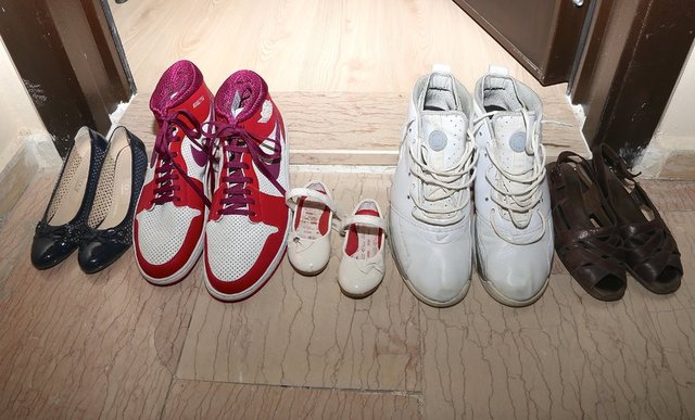 AYAKKABI NUMARASI 51 -  - Şu anda 80 kilo civarında olan Rümeysa'nın giysi problemi çekmediğini ile getiren anne Gelgi, kızının uzun elbiseleri tunik olarak kullandığını söyledi.