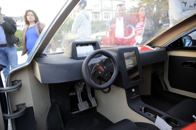 İstanbul Üniversitesi öğrenci ve akademisyenlerinden oluşan ekip tarafından tasarlanan elektrikli araç, çıktığı Türkiye turu kapsamında yaklaşık 4 bin kilometre yol kat edip Çanakkale'ye geldi.