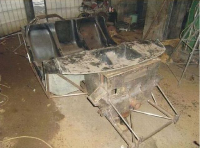 6 saniyede 100 km'ye ulaşan otomobilde  Audi ve Mercedes'in parçalarını da kullandığını belirten Mazur,  Lamborghini ve Porsche gibi araçları da restore ettiğini söyledi.