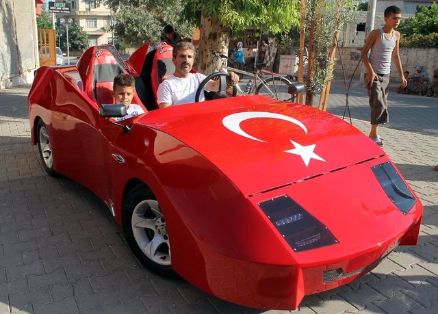 Bunun üzerine oyuncak araba fikrinden vazgeçen Karabaş, 9 aylık bir çalışmanın ardından kendine yerli spor bir otomobil imal etti.