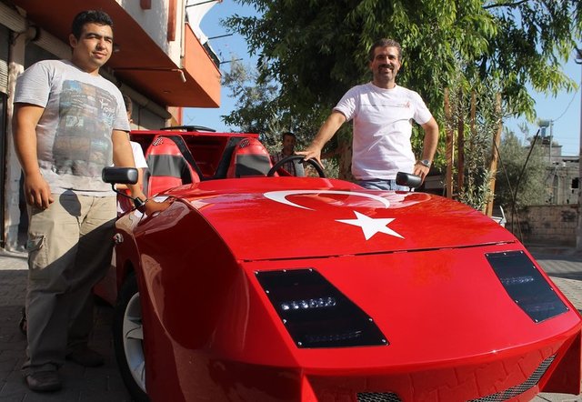 2012 yılının Eylül ayında 'akülü araba' için başlayan çalışma, aracın parçaları bir araya gelmeye başladıkça daha ciddi bir hal aldı.