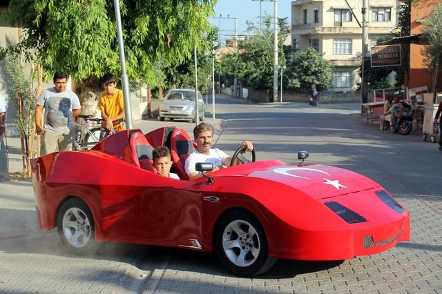 Yaklaşık 600 kilo ağırlığında, 1,5 metre genişliğinde ve 2,5 metre uzunluğunda üstü açık spor bir otomobil üreten Karabaş, şimdi bu aracıyla trafiğe çıkabilmenin hayalini kuruyor.