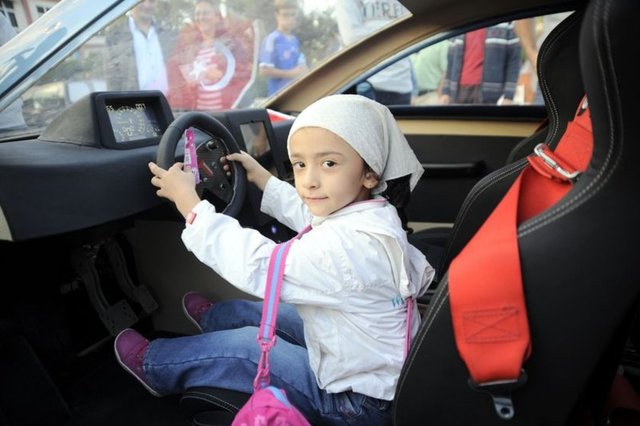 Burada kısa bir test sürüşüyle tanıtılan araç, yoğun ilgi gördü.İÜ Elektrik Elektronik Mühendisliği Bölümü öğrencisi Engin Topaloğlu, gazetecilere yaptığı açıklamada, 5 bin kilometrelik hedefleri olduğunu,İstanbul'a dönerek tamamlayacaklarını söyledi.