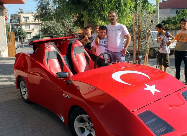 Akülü otomobil yapayım derken... - Mersin'de bir fabrikada makine bakım işçisi olarak çalışan Fahri Karabaş , çocuğuna 'akülü araba' yapmak için evinin altındaki küçük bir dükkanda işe koyuldu.