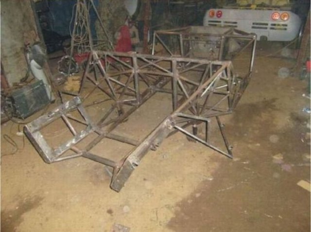 McLaren'e benzeyen otomobil yaptıHerkes 48 yaşındaki Amerikalı Jacek Mazur adındaki adamı konuşuyor