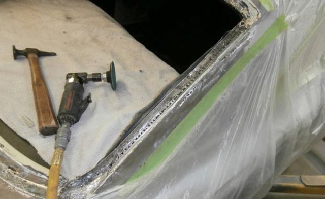 Hurdadan alınan Chevrolet Chevy II, inanılmaz bir yenileme çalışmasıyla yıllar önceki görünümüne kavuşturulmuş.