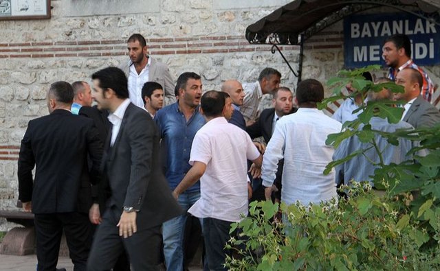 Cumhurbaşkanı adayı Prof. Dr. Ekmeleddin İhsanoğlu, Eyüp Ayvansaray'daki Hz. Kab Mescidi'nde katıldığı iftar programında açıklama yapacağı sırada, iki grup arasında kavga çıktı.