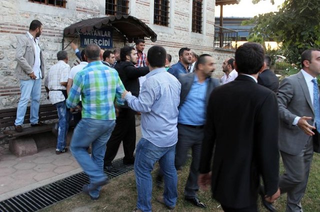 İhsanoğlu'nun alandan ayrılmasının ardından kavga eden grup alandan uzaklaştırıldı.
