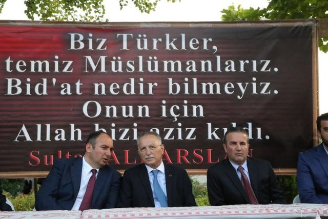 Karataş, "Polis korumaları, Sayın Cumhurbaşkanı Adayımıza her nedense vatandaşı yaklaştırmamaya gayret gösteriyorlar" ifadesini kullandı.