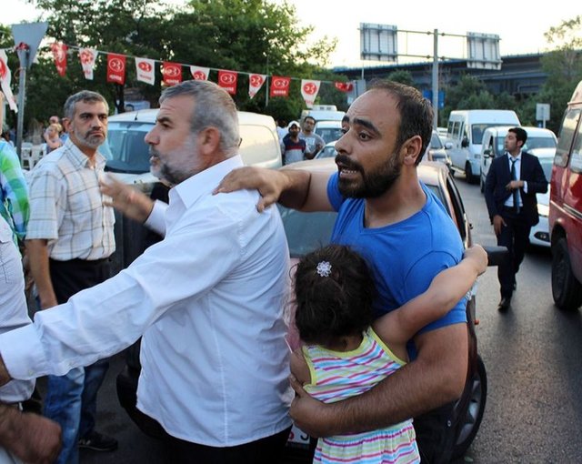 Bu talihsiz olayın ardından güvenlik ekipleri bulunduğumuz alandan çıkmamızı söyledikleri için ağız tadıyla iftar edemeden bölgeden ayrıldık.Olay ne kadar tatsız da olsa, kimsenin burnu bile kanamadan atlatılmış olması yüreklerimizi ferahlattı.