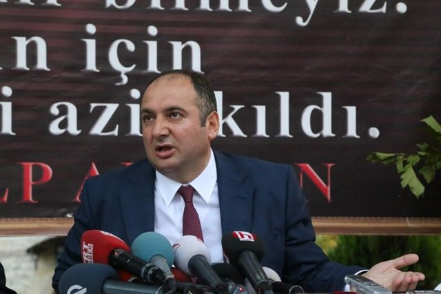 MHP İL BAŞKANI'NIN AÇIKLAMASI -  - MHP İl Başkanı Karataş, gazetecilere yaptığı açıklamada, koruma polislerinin, Ekmeleddin İhsanoğlu ile vatandaşların bir araya gelmesini engellemeye çalıştıklarını ve tartışmanın bu nedenle çıktığını söyledi.