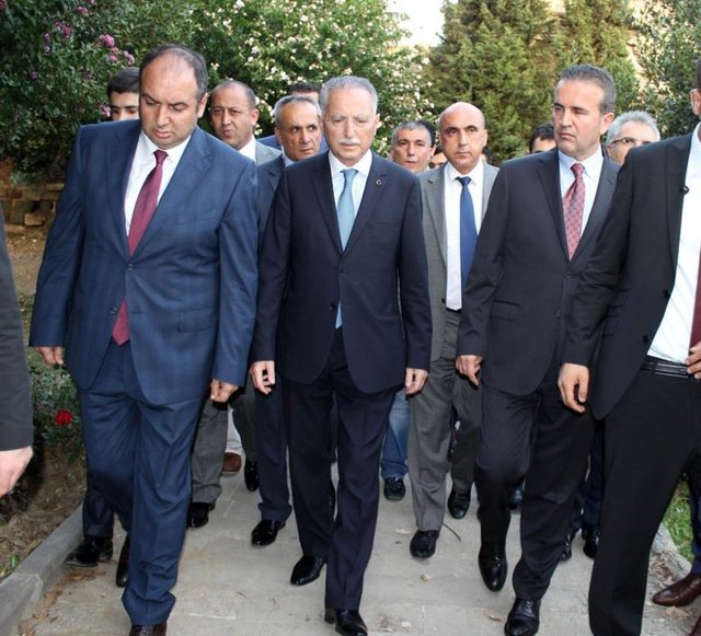 Kavga esnasında bir el silah sesi duyulurken, silah sesinin duyulmasının ardından İhsanoğlu alandan ayrılmak istedi. Bu sırada iftar programına katılan vatandaşlar İhsanoğlu'nu gitmemesi konusunda ikna etmeye çalıştı.