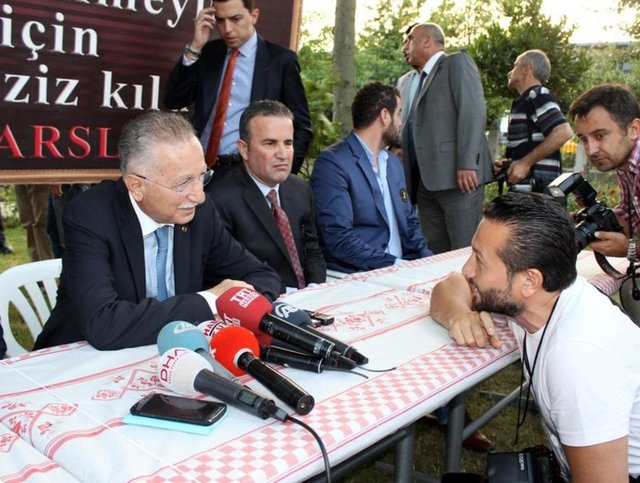 Türbe görevlilerinin de iftar öncesinde görev yerlerinde bulunmadığını, bu nedenle İhsanoğlu'nun Hazreti Kab Türbesi'ne giremediğini kaydeden Karataş şunları söyledi: -