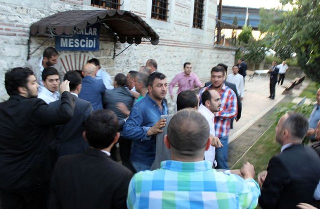 Arkadaşlarımızın cami yetkilileriyle görüşmesine rağmen, akşam iftar saatinde Ekmeleddin İhsanoğlu Bey'in, Cumhurbaşkanı Adayımızın camiyi ziyaretinde türbeyi de ziyaret edeceğini söylemelerine rağmen burayı erken terk etmişler.  -